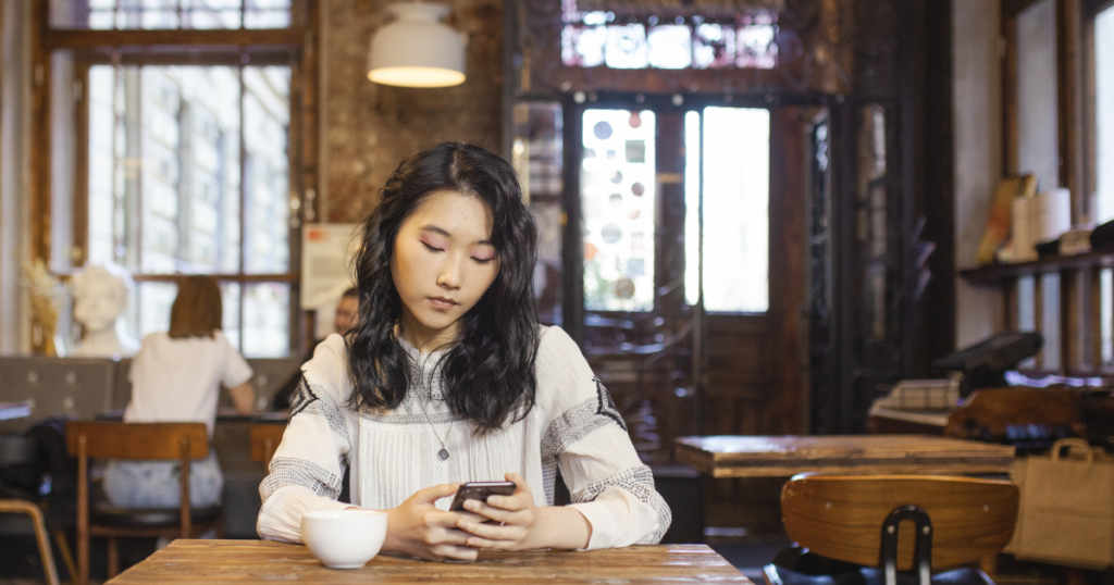這種「滑動配對」模式的數位約會,如今成為令許多人厭倦的來源。(圖/canva)