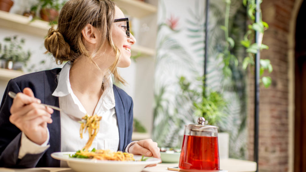 法國女人的飲食習慣之一是每餐的份量較小,但種類多樣。(圖/canva)