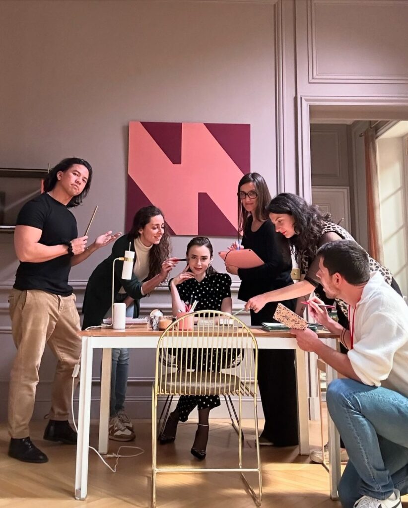 劇組幕後人員同樣也融合了美國與法國的文化喔~(圖/emilyinparis IG)