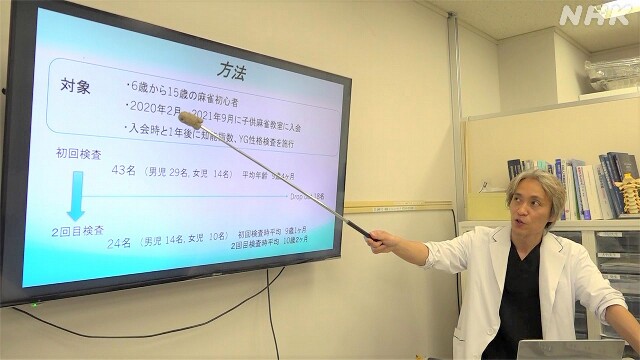 腦神經外科研究醫師東島威史,花了三年時間研究麻將對孩子的影響。(圖/NHK)