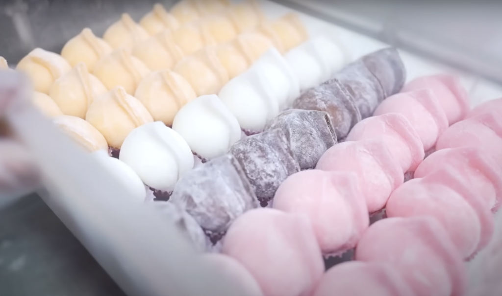 這一顆顆麻糬,幫助張紅偉撐起一個家。(圖/截自中國信託慈善基金會 YouTube頻道)