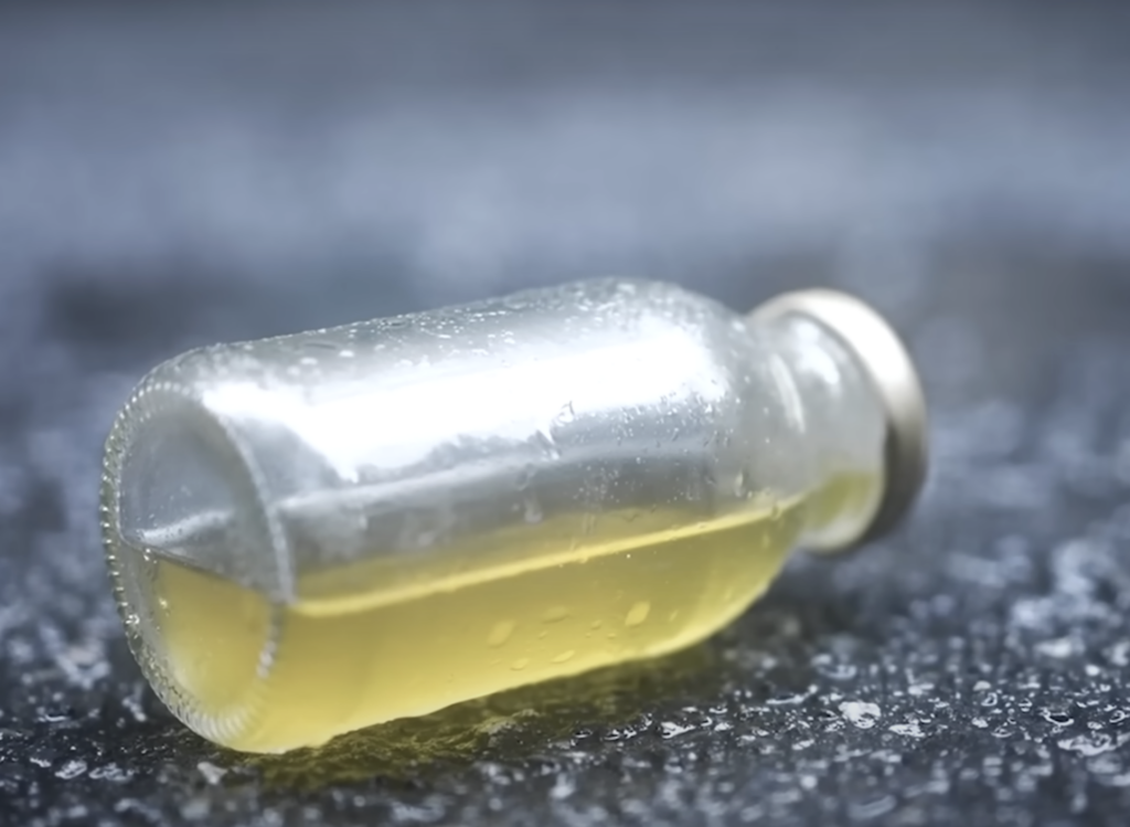 鄰居見到她說:「妳的孩子看到別人丟掉的飲料瓶,自己拿起來喝 ⋯。」(圖/截自中國信託慈善基金會 YouTube頻道)