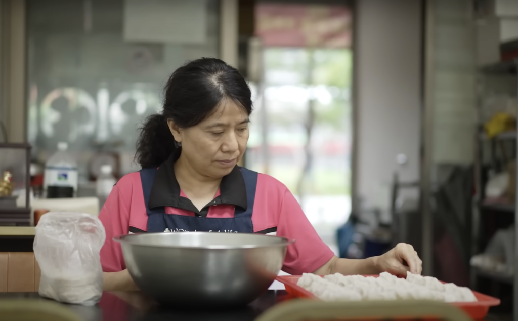 張紅偉雖然每天擀麵糰、包水餃累到不行,但她很感恩貴人的幫助。(圖/截自中國信託慈善基金會 YouTube頻道)