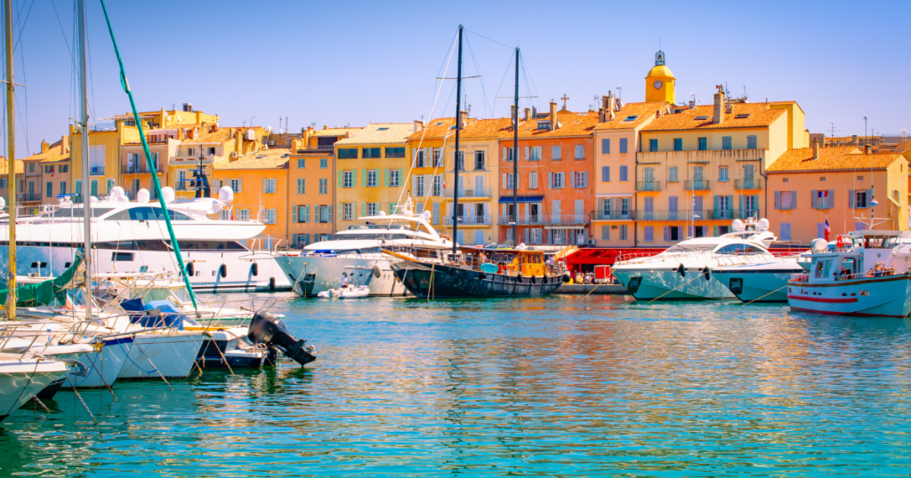 法國漁村聖特羅佩(Saint-Tropez),鼓勵遊客「夏天不要來」。(圖/canva)