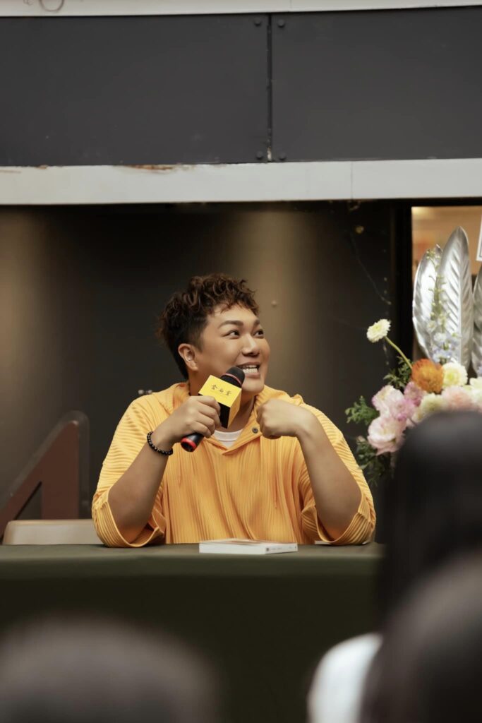 知名 YouTuber 關韶文日前提到自己到韓國接受醫美療程—水光針,沒想到卻讓他痛不欲生。(圖/關韶文粉專)