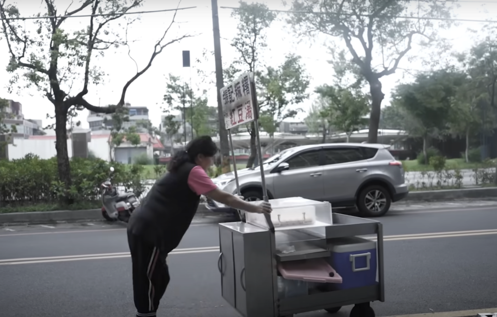 張紅偉每天早上推著攤車到市場叫賣。(圖/截自中國信託慈善基金會 YouTube頻道)