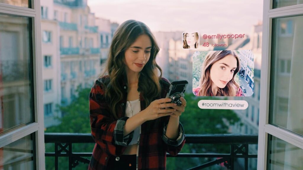 劇中,艾蜜莉在社群上是個高人氣的KOL。(圖/emilyinparis IG)