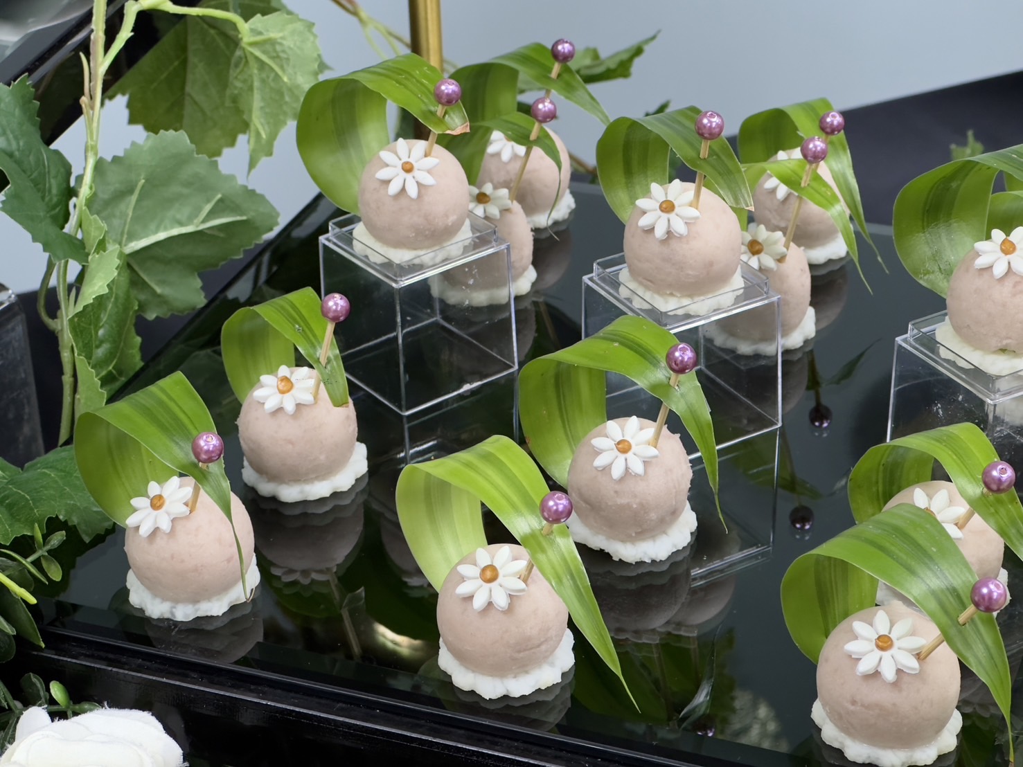 芋泥甜點頂端點綴著雛菊小花,一展清新典雅(圖:Alice 拍攝)