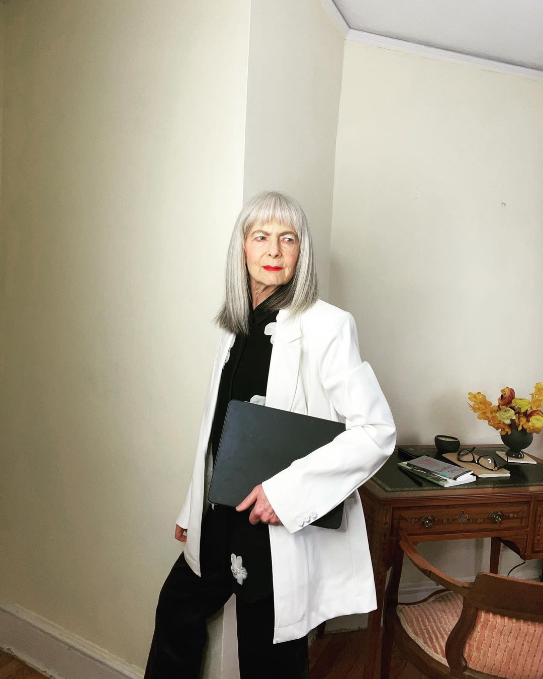 70歲大學教授 Lyn Slater 變身時尚網紅。(圖/IG@iconaccidental)