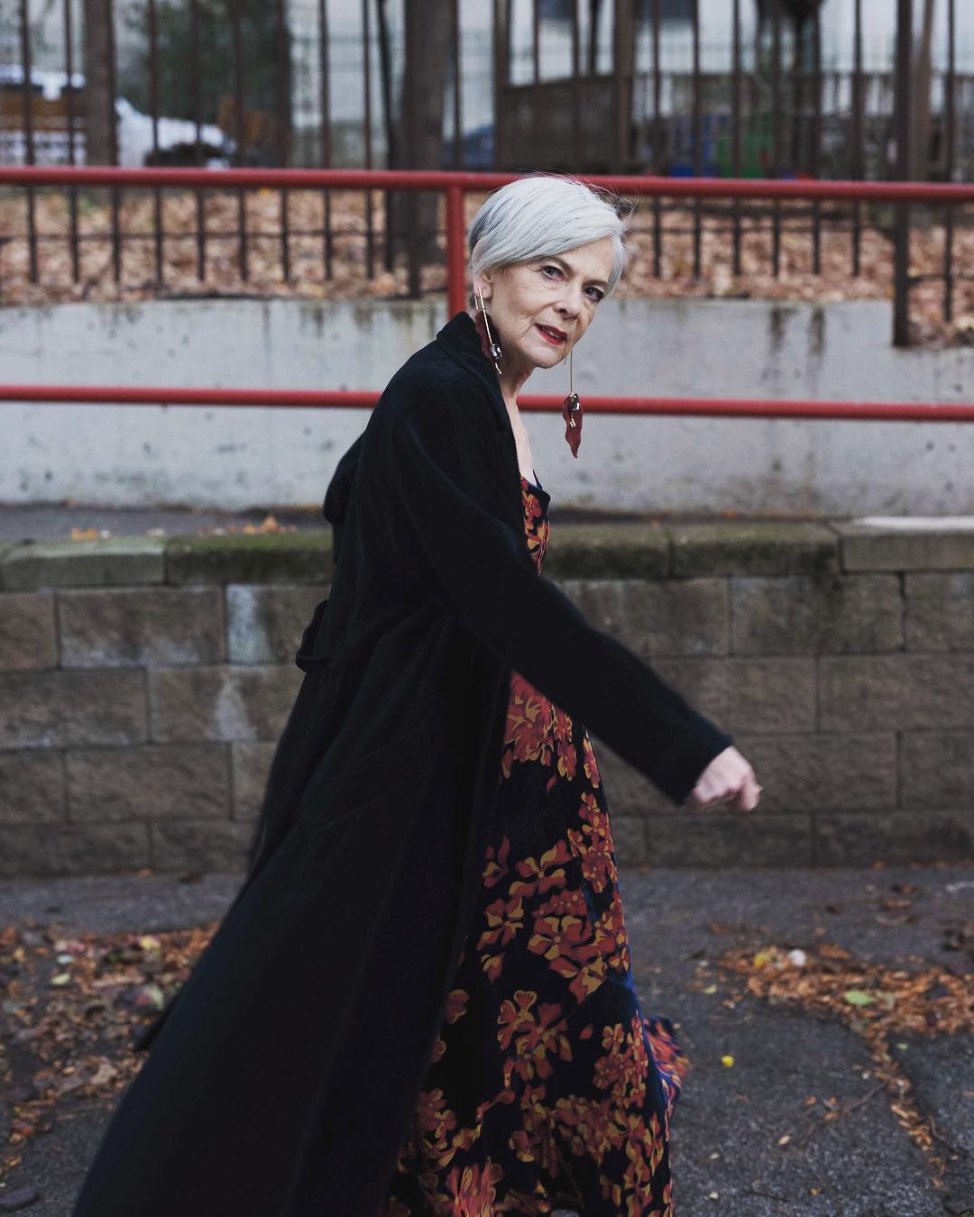 70歲大學教授 Lyn Slater 變身時尚網紅。(圖/IG@iconaccidental)