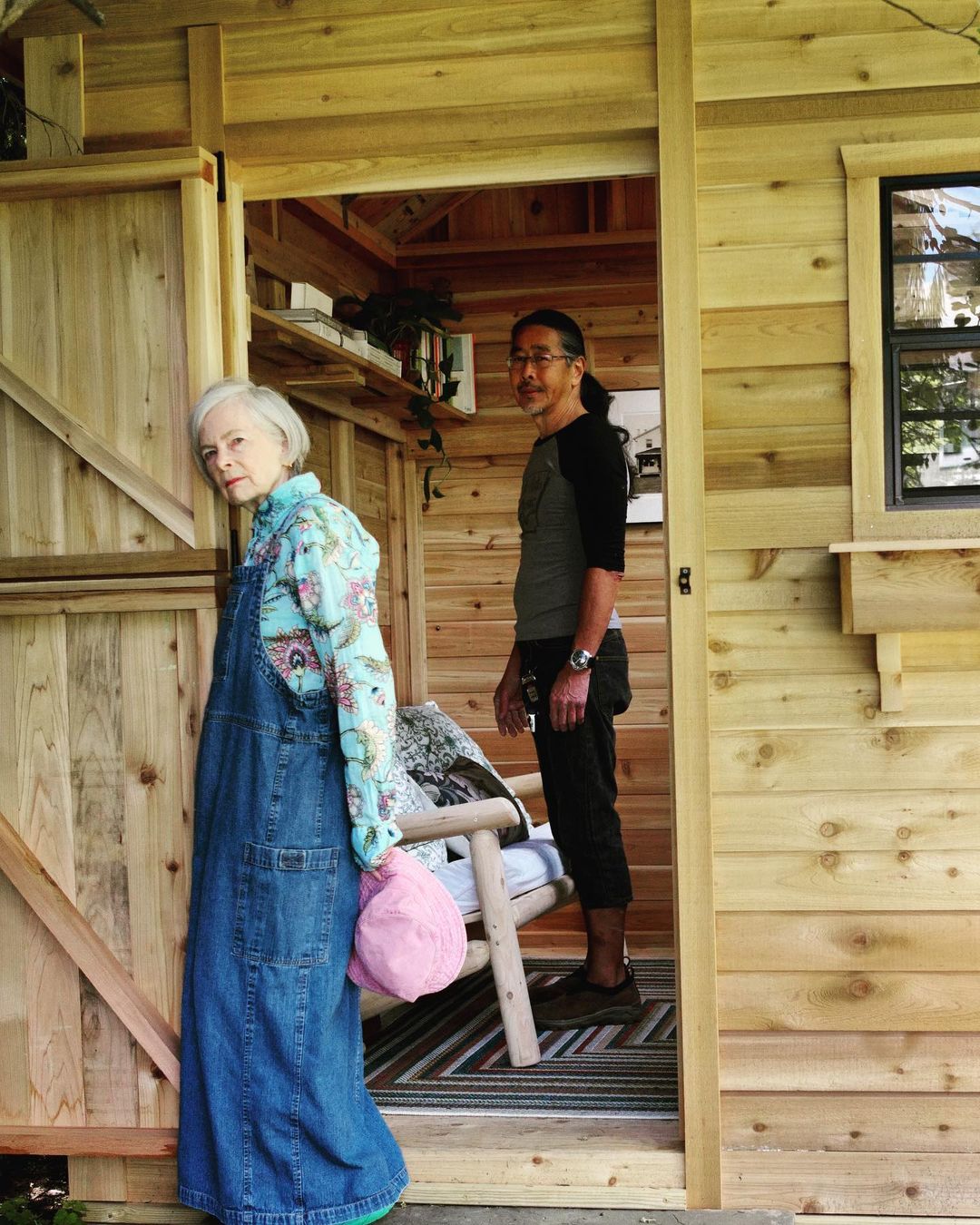 Lyn Slater 和伴侶 Calvinn與她的寫作小木屋。(圖/IG@iconaccidental)