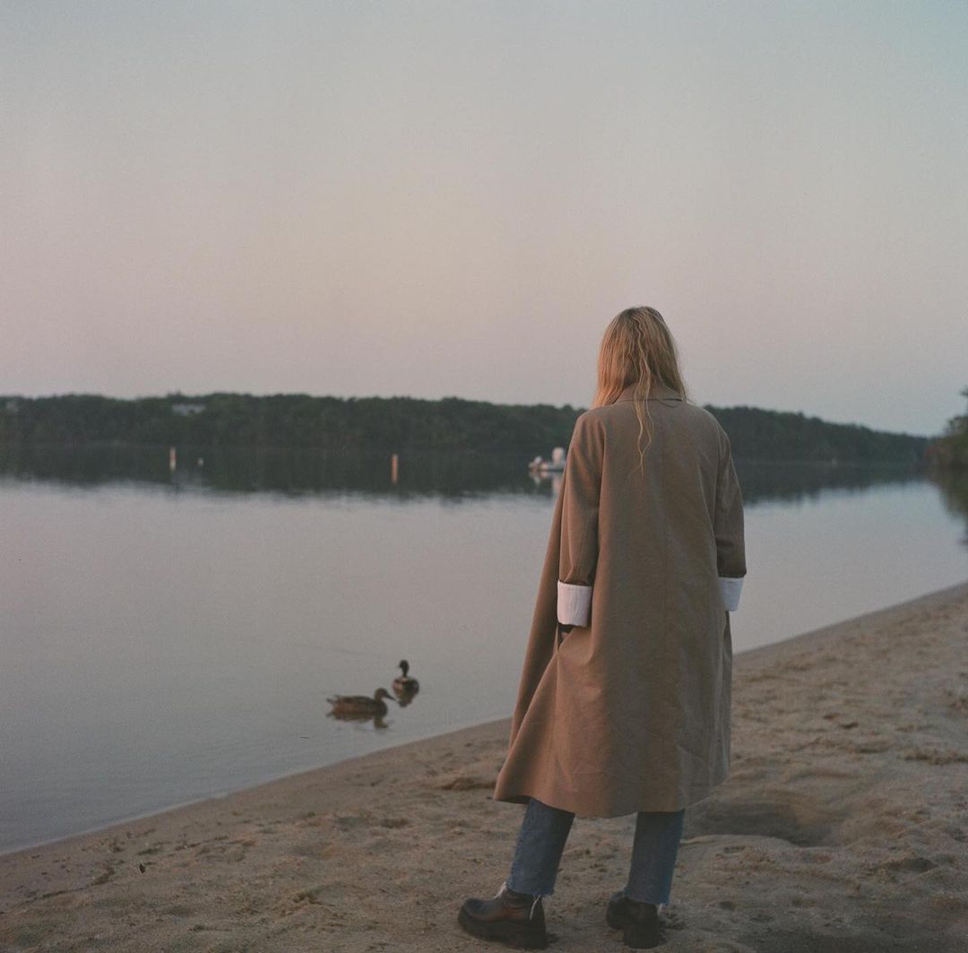 透過48小時「多巴胺斷食」找回內心平靜。(圖/IG@dakotafanning)