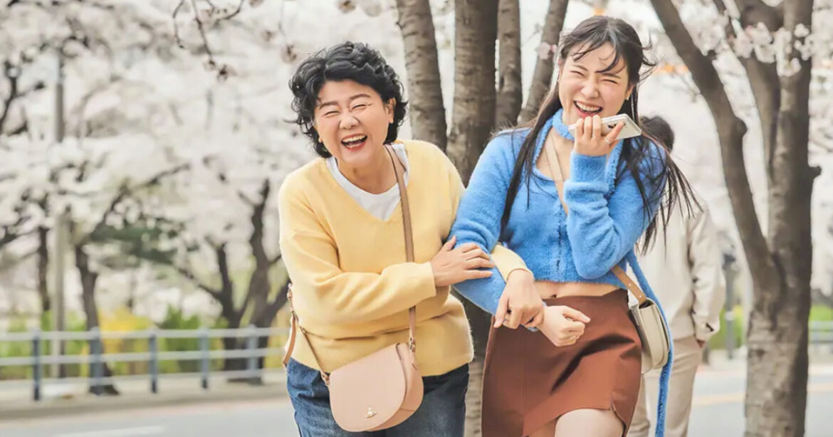 「終於，我繳清了房貸，然後住進養老院」從日本長輩的詩詞大賽，一探銀髮族群的幽默與智慧（圖：JTBC）