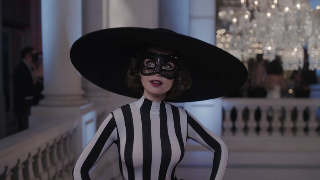 因為過於浮誇的風格,也引發批評。(圖/emilyinparis IG)