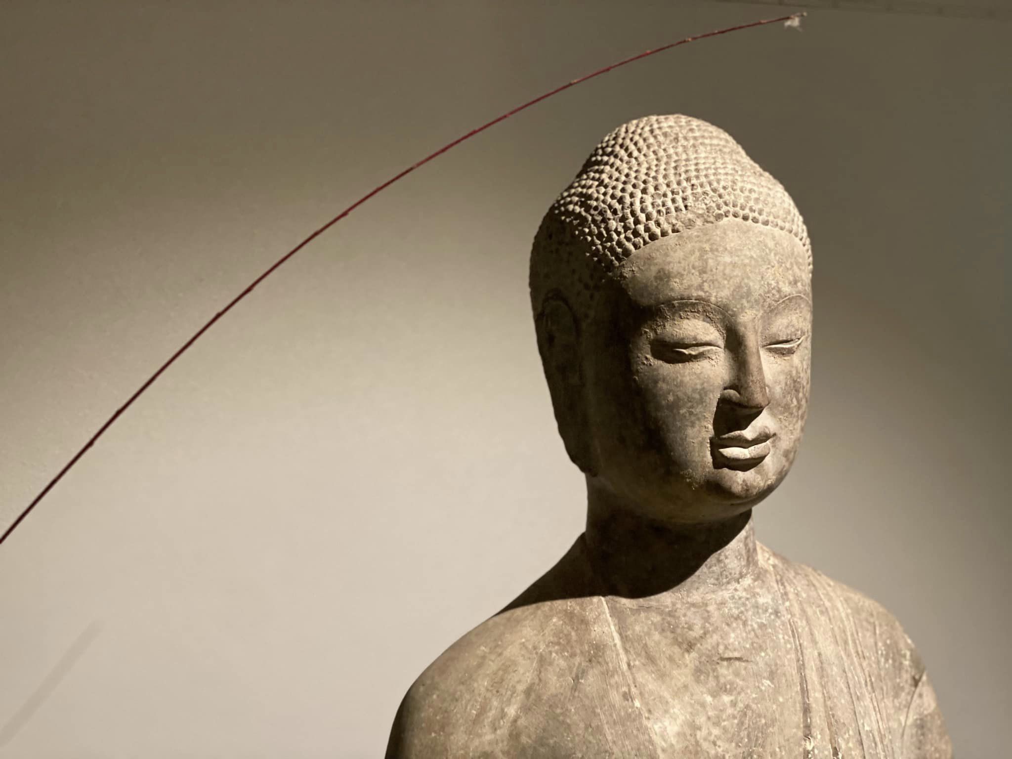 館內展出私人珍藏石雕,舉凡佛像、生活器皿等(圖:草山玉溪 粉絲專頁)