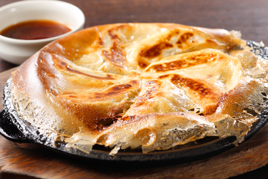 招牌料理「冰花煎餃」外皮酥脆、內餡飽滿（圖：筑前屋）