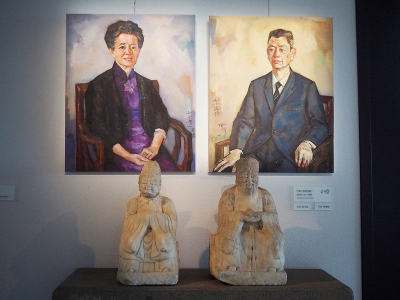 入口處展出林文雄父母的肖像畫(圖:玉溪有容教育基金會 官網)