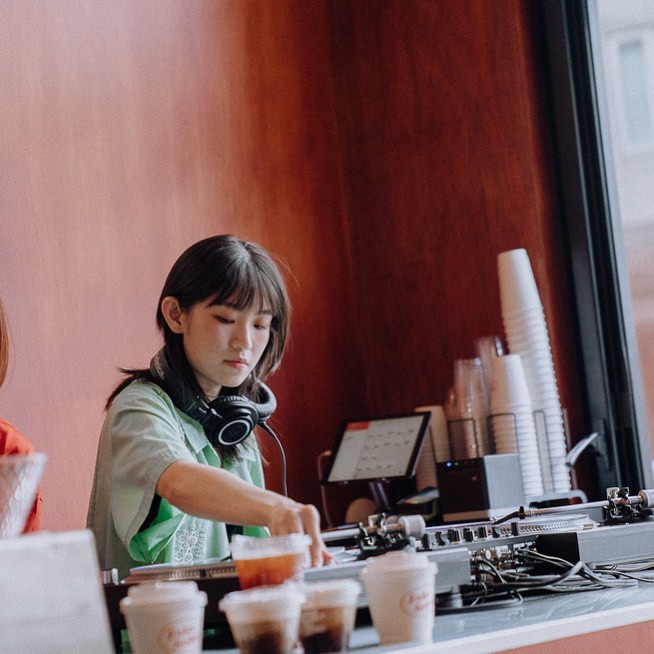 店內會邀請 DJ 來表演,此圖為庫許鋇(圖:IG@fakesobertaipei)