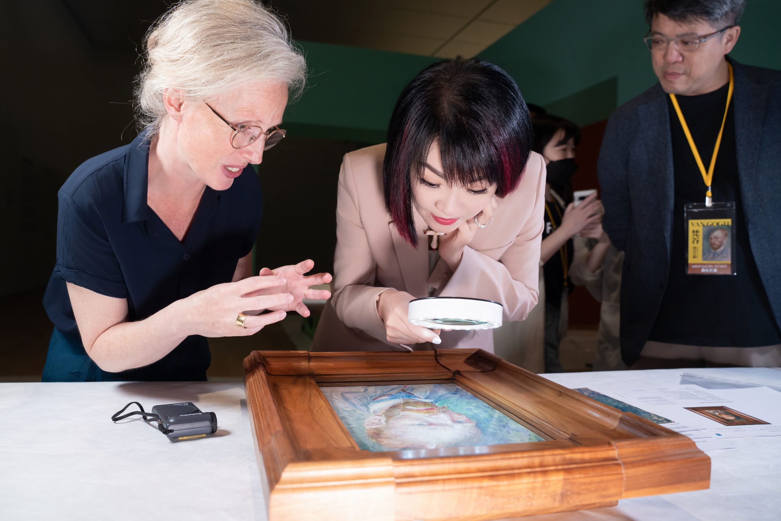 兩方開箱進行畫作點檢(圖:富邦美術館、聯合數位文創)