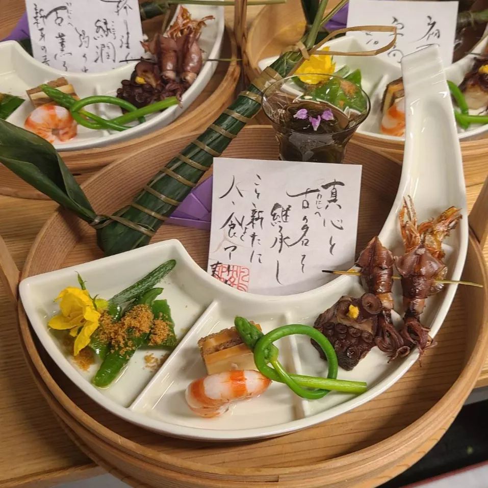 TSURUTOKAME的八寸,都會加上員工親手寫的俳句或短歌。(圖/tsurutokame7045 IG)