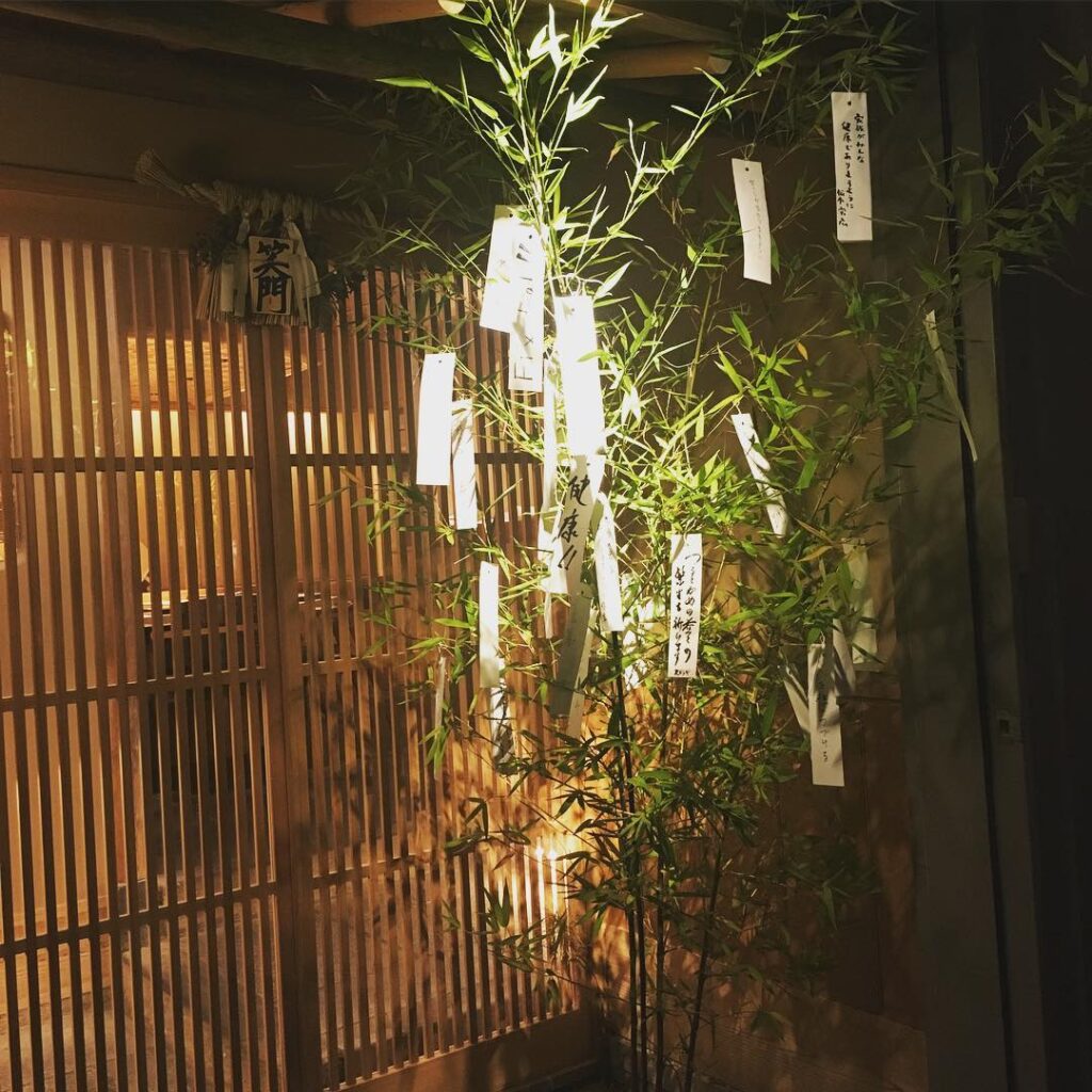這樣的大門口,要先穿越商辦大樓才看得到。(圖/tsurutokame7045 IG)