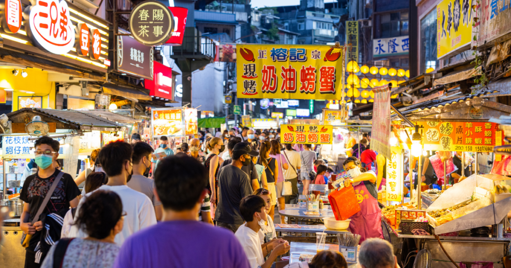 人潮擁擠會降低旅遊體驗。(圖/canva)