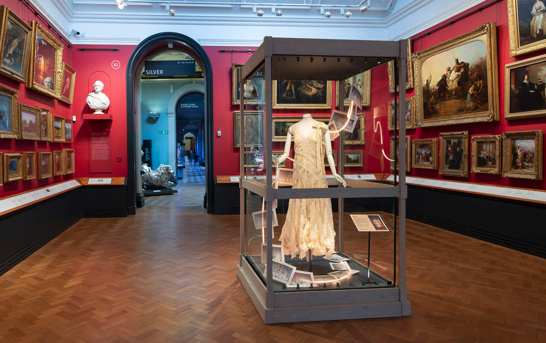 展覽由英國皇家莎士比亞劇團設計師 Tom Piper 精心策劃（圖：英國 V&A 博物館）