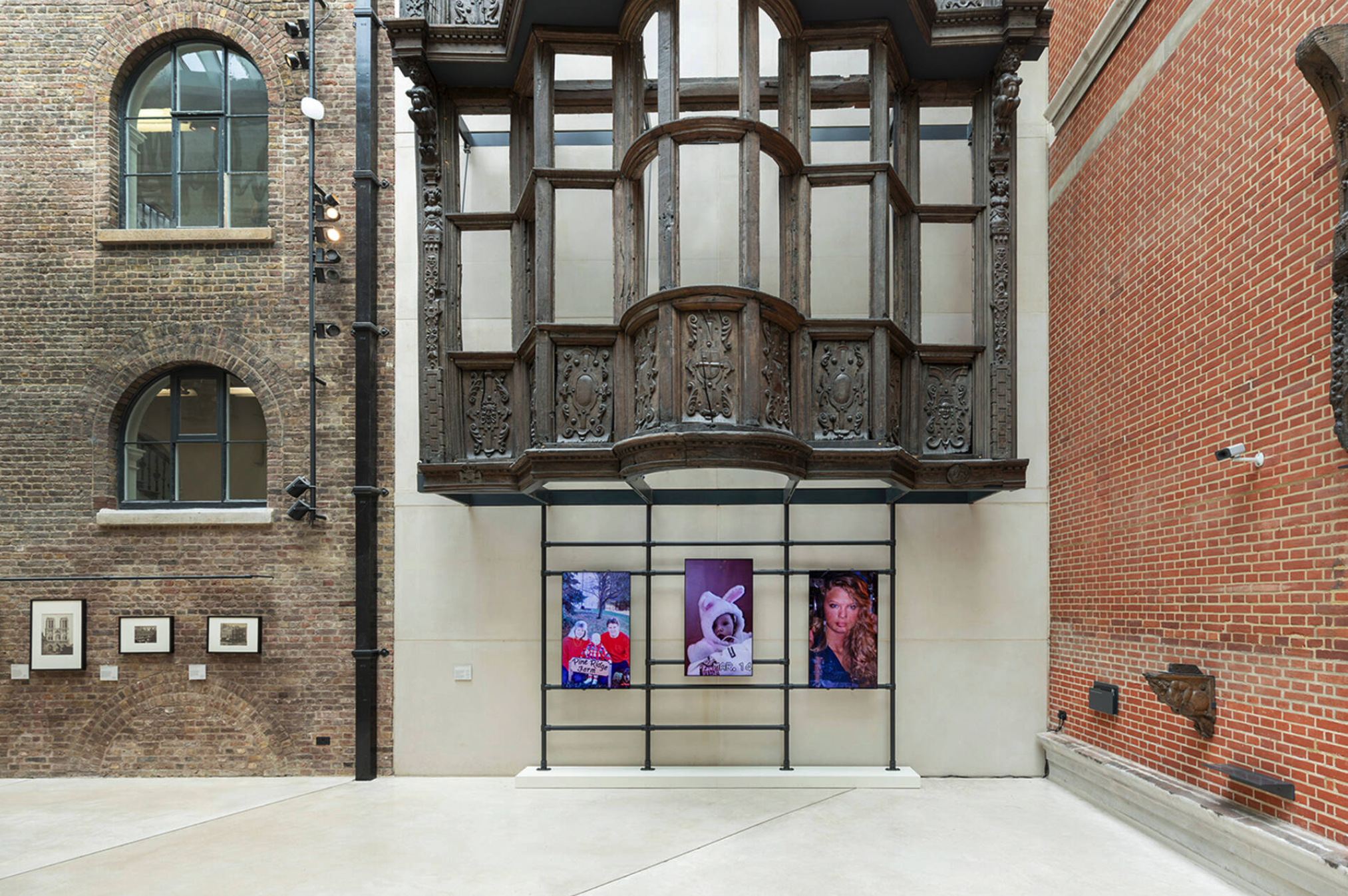 展覽也涵蓋了成長故事，集結視覺、聽覺的雙重盛宴（圖：英國 V&A 博物館）