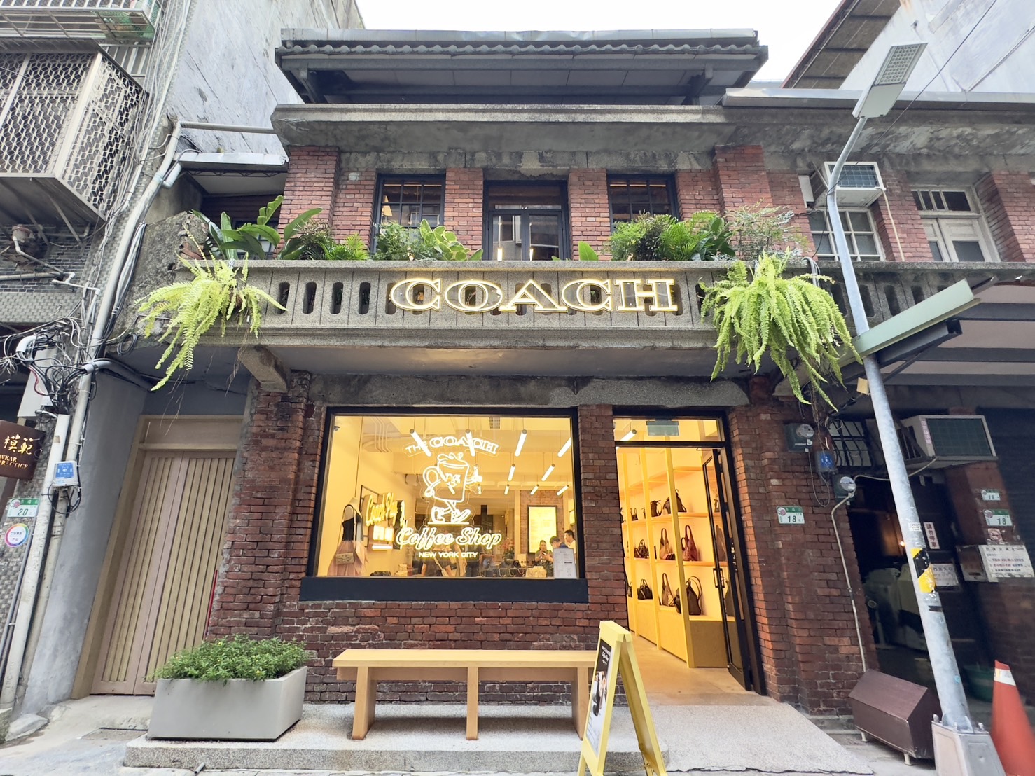 位在中山商圈赤峰街內,吸引外國旅客與在地遊客前來(圖:Alice.P 拍攝)