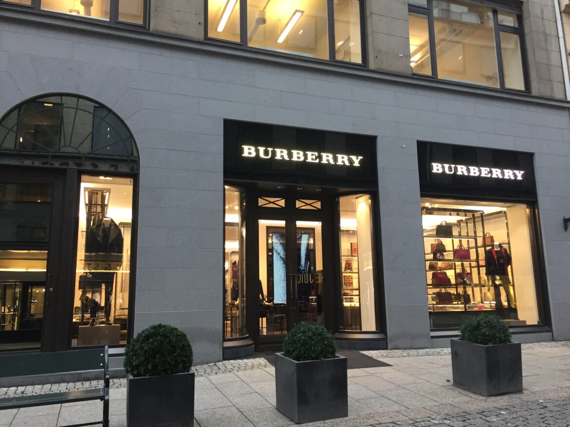 BURBERRY 率先拚平價轉型（圖／Wikimedia Commons）