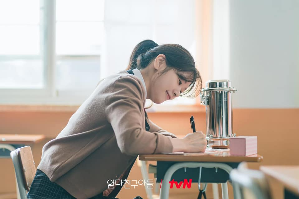 可以透過寫日記來記錄自己的情緒變化。(圖/《媽媽朋友的兒子》劇照)