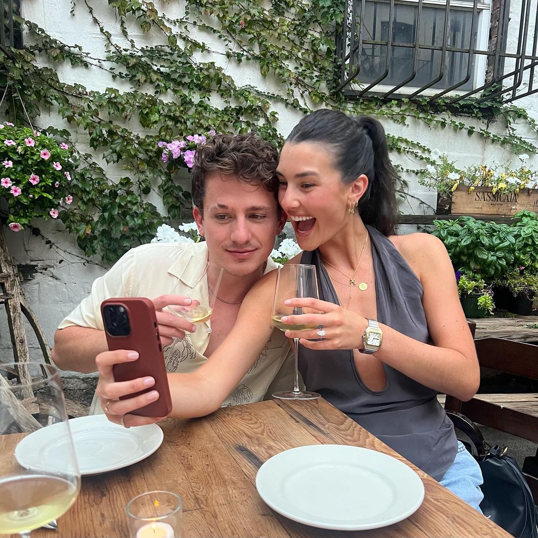 Charlie Puth 和老婆的父母是國小同學,所以從小就認識。(圖/Instagram@charlieputh)