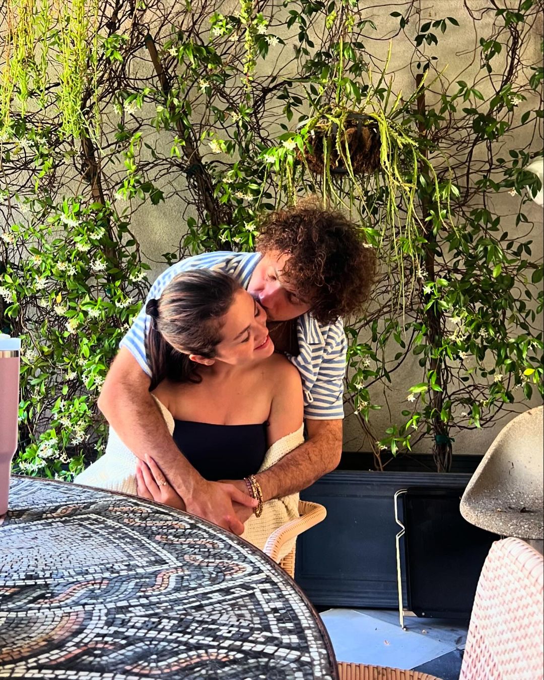 Selena Gomez 形容男友 Benny Blanco 是自己生命中的一道光。(圖/IG@selenagomez)
