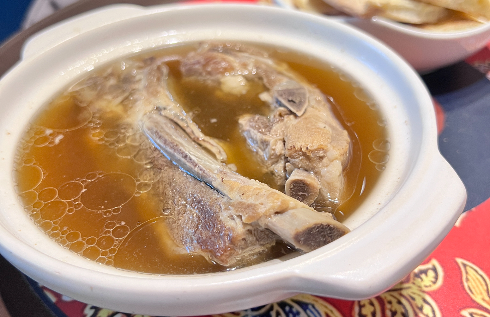 「新加坡肉骨茶」以白胡椒等配方調味,並用豬龍骨反覆熬製湯頭(圖:iLady 團隊拍攝)