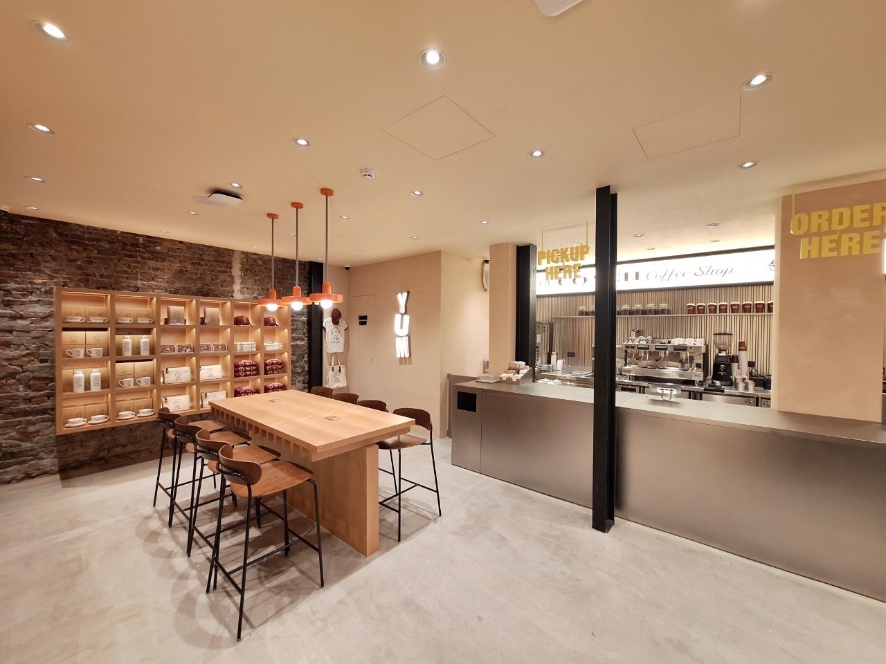 一樓主要為茶、二樓則為商品展示區(圖:The COACH Coffee Shop)