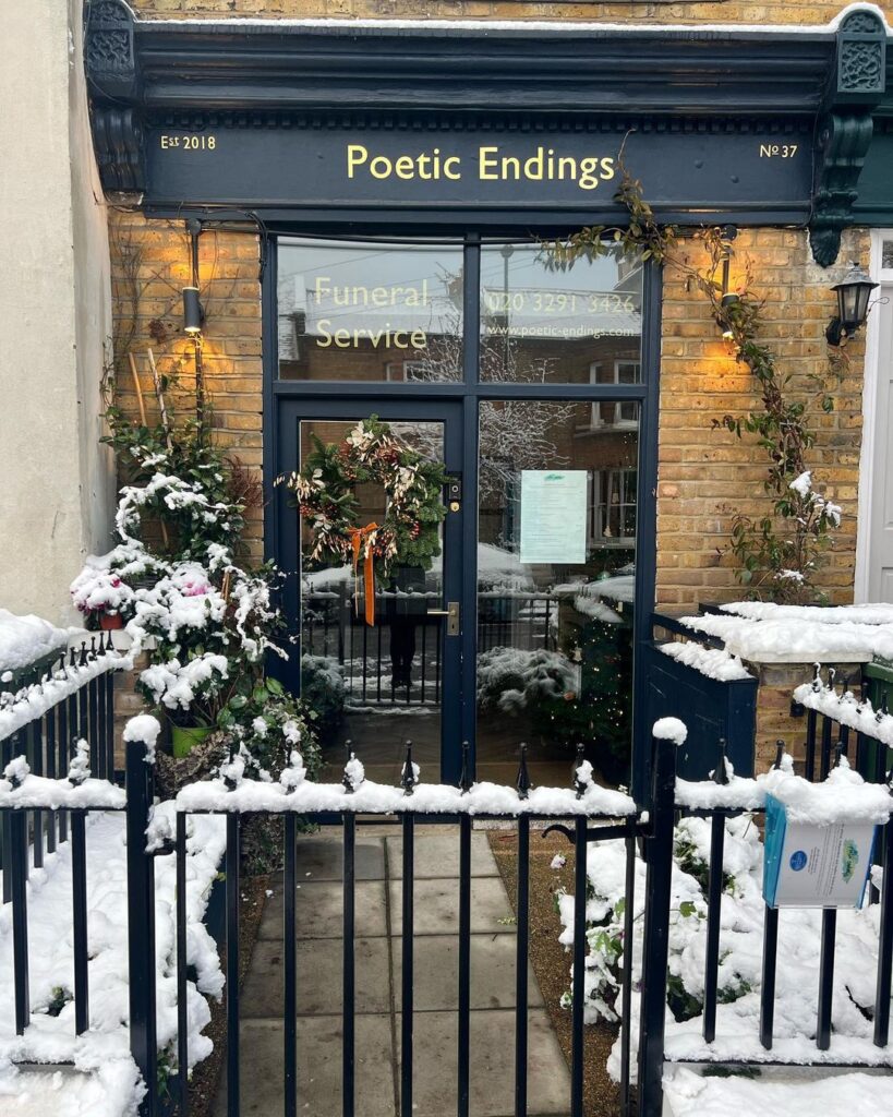 Louise成立的Poetic Endings外觀就像咖啡館一樣。(圖/poetic_endings IG)