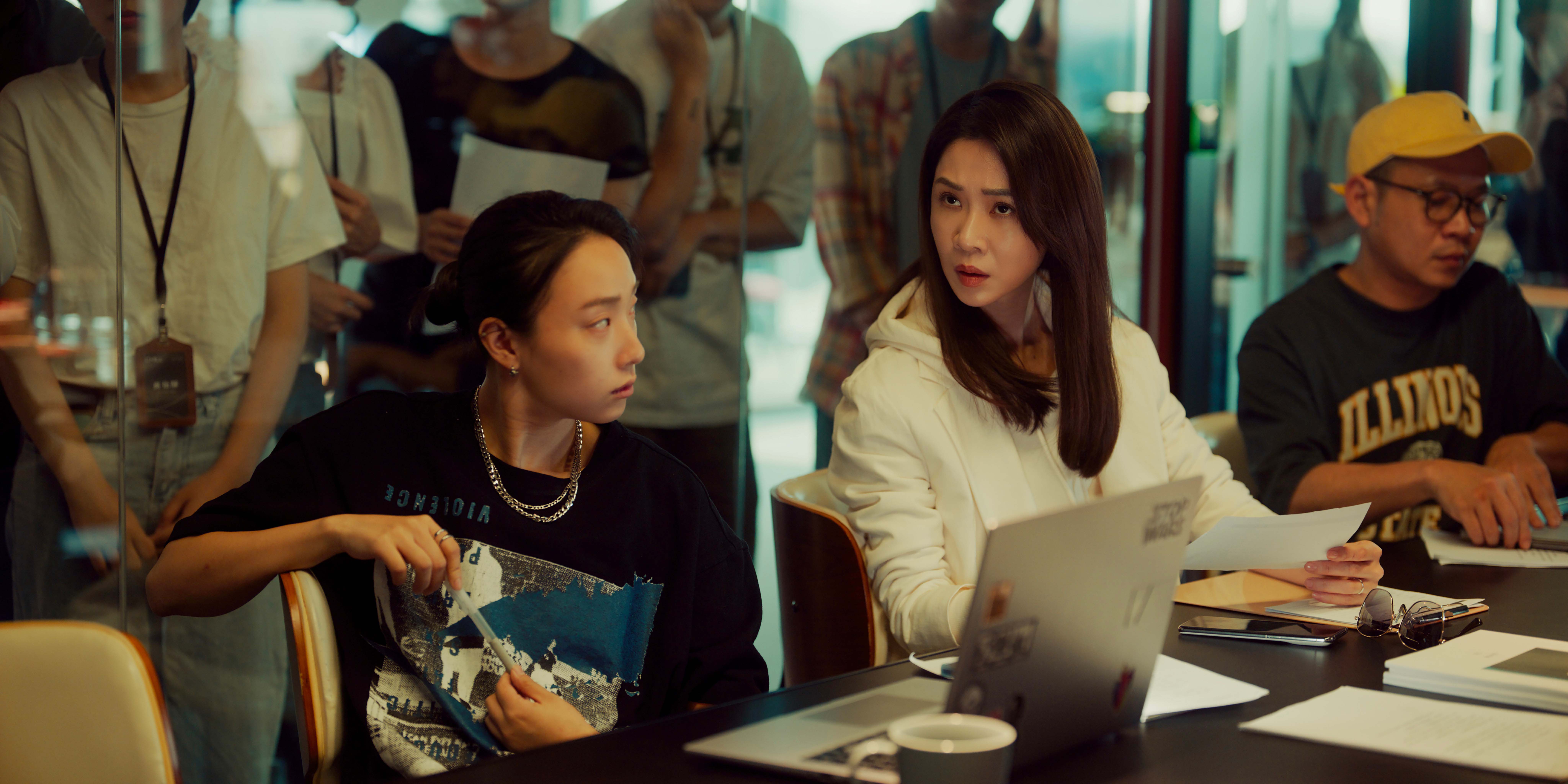謝盈萱《影后》飾演從女演員退居幕後的王牌製作人兼經紀人薛亞之。(圖/Netflix)