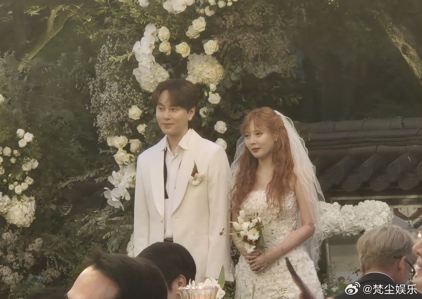 泫雅和龍俊亨日前悄悄完婚。(圖/微博)