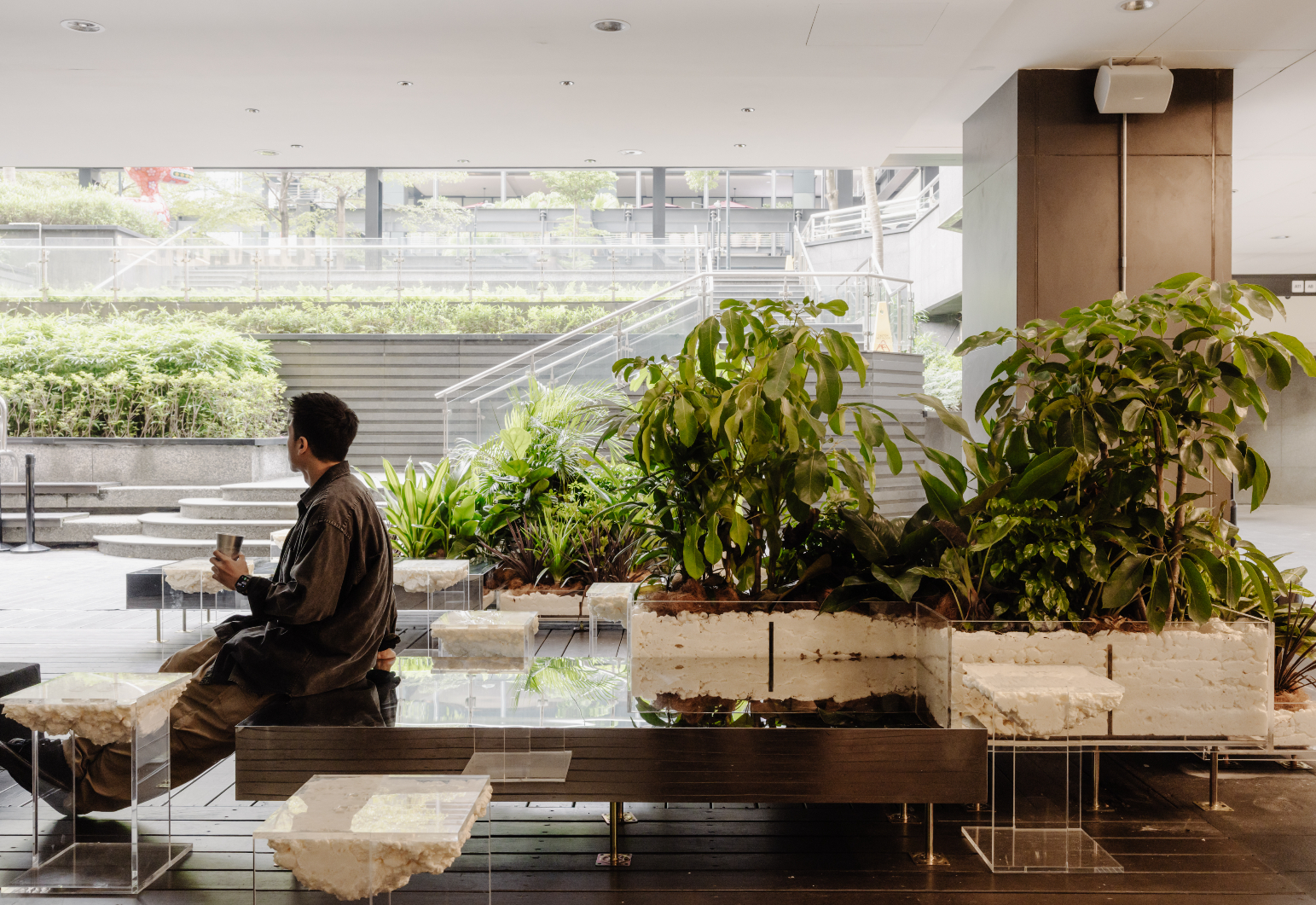 座位區結合大量植栽,猶如都市中的桃花源(圖:GŪLŪ GURU)