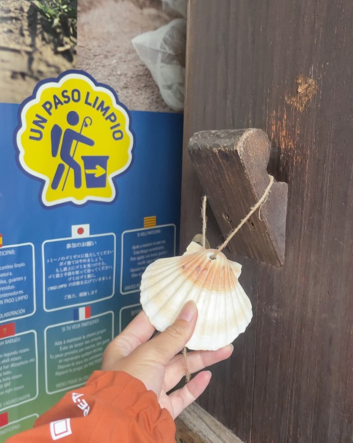 我和 Soo 拿到了第一個印章,也挑選了自己的守護扇貝掛在背包(圖:IG@pai_anan)