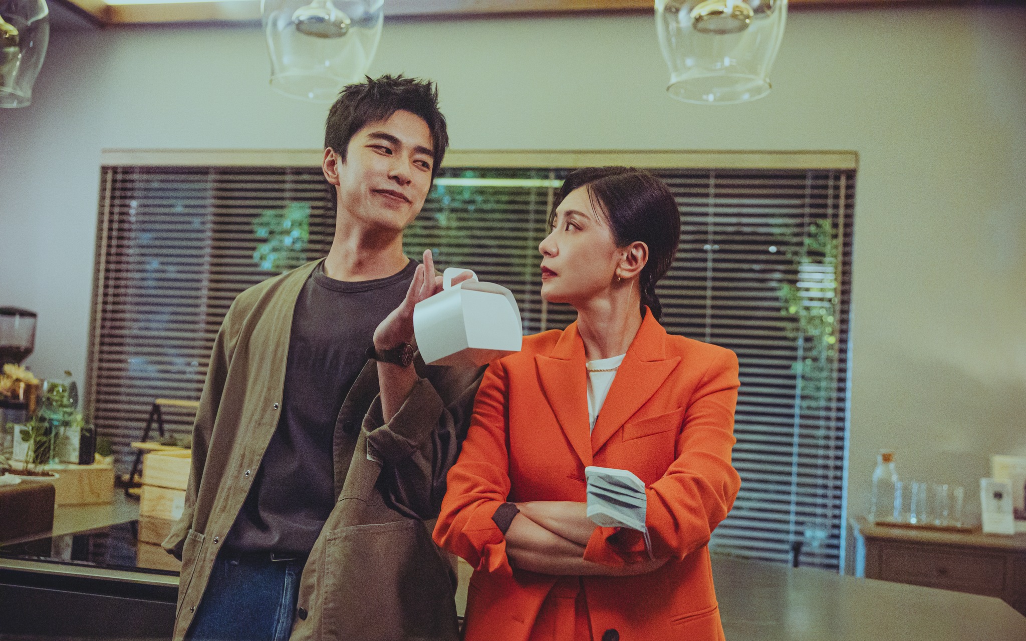 職場女強人遇上暖心小鮮肉，開啟一段辦公室戀情（圖：《此時此刻》劇照）