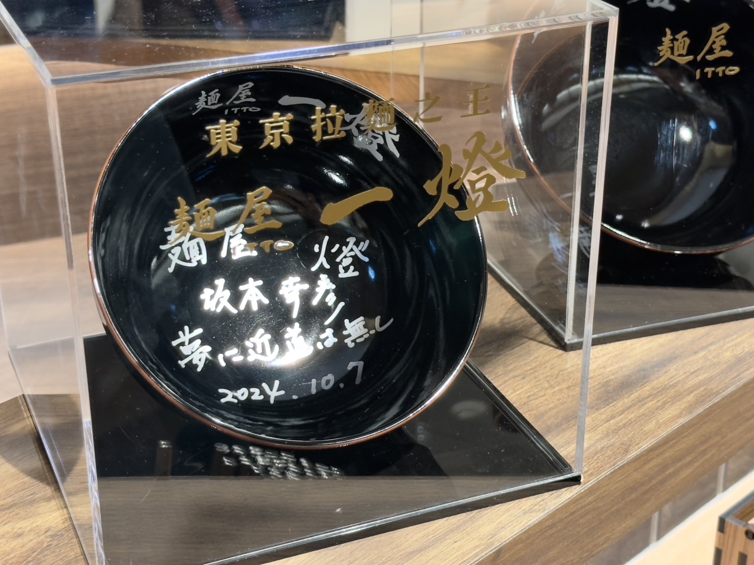 來到店內,可以看見坂本幸彥親簽的拉麵碗(圖:Alice.P 拍攝)