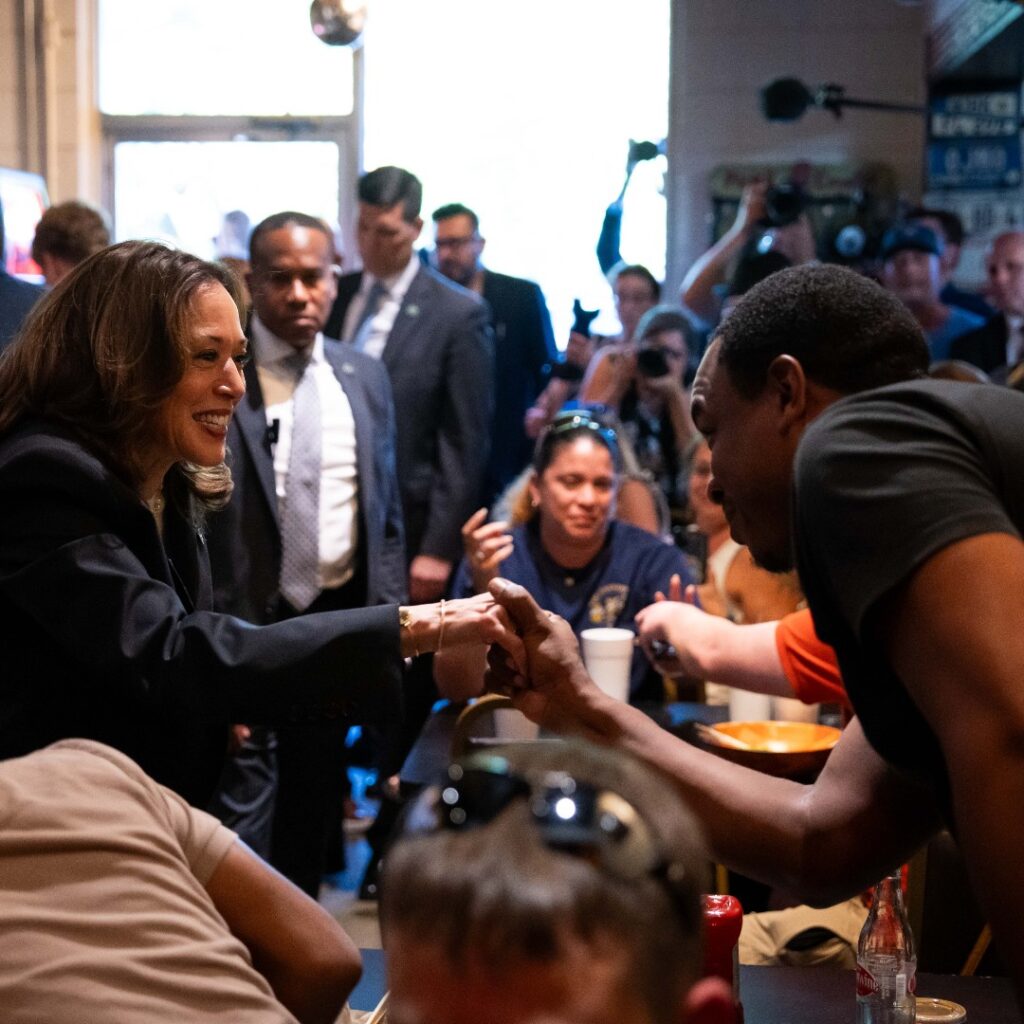 此次美國大選仍充滿高度不確定性(圖/ Kamala Harris 官方 X )