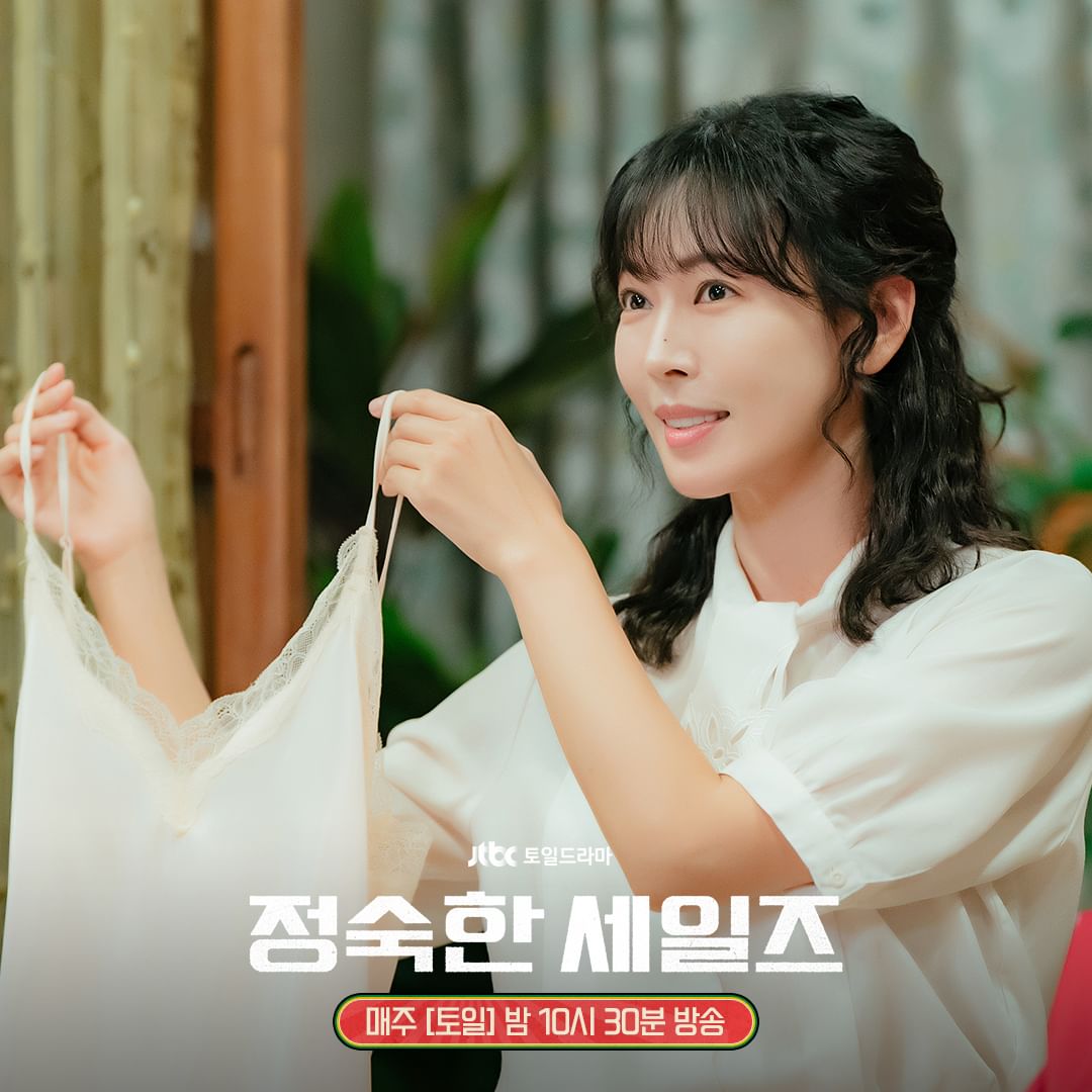 金素妍在劇中為了家計下海銷售成人用品。(圖/JTBC)
