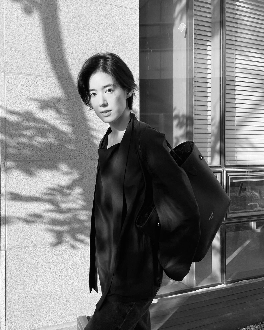 鄭恩彩一改以往長髮造型,短髮模樣也相當迷人。(圖/Instagram @jungeunchae_ )