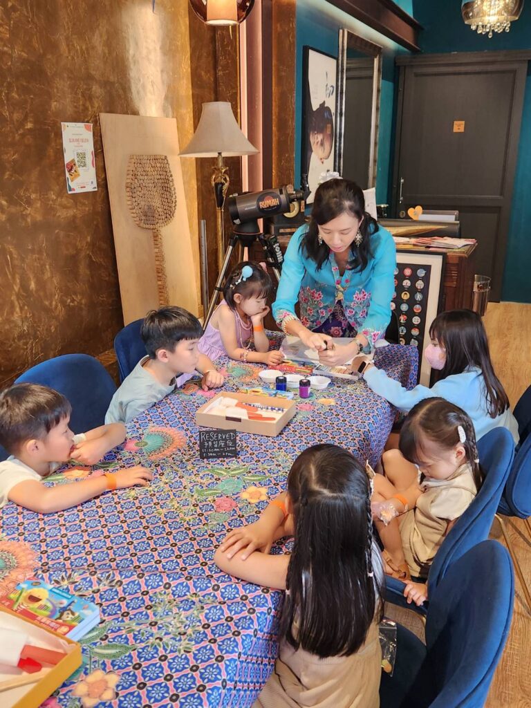 由穿著傳統新加坡服飾的老師帶著小朋友一起說故事。圖/iLady編輯團隊攝