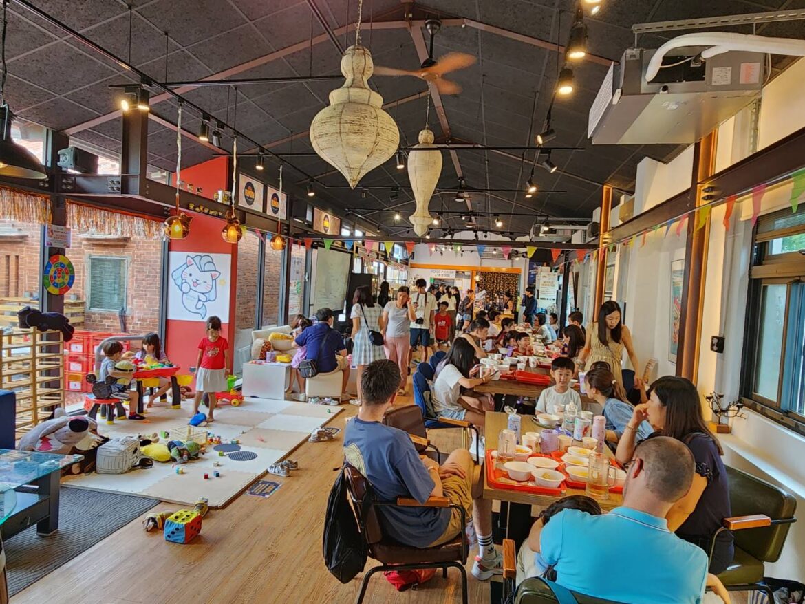 RUMAH Taipei是一間充滿濃濃星國味的共享美食親子空間。圖／iLady編輯團隊攝