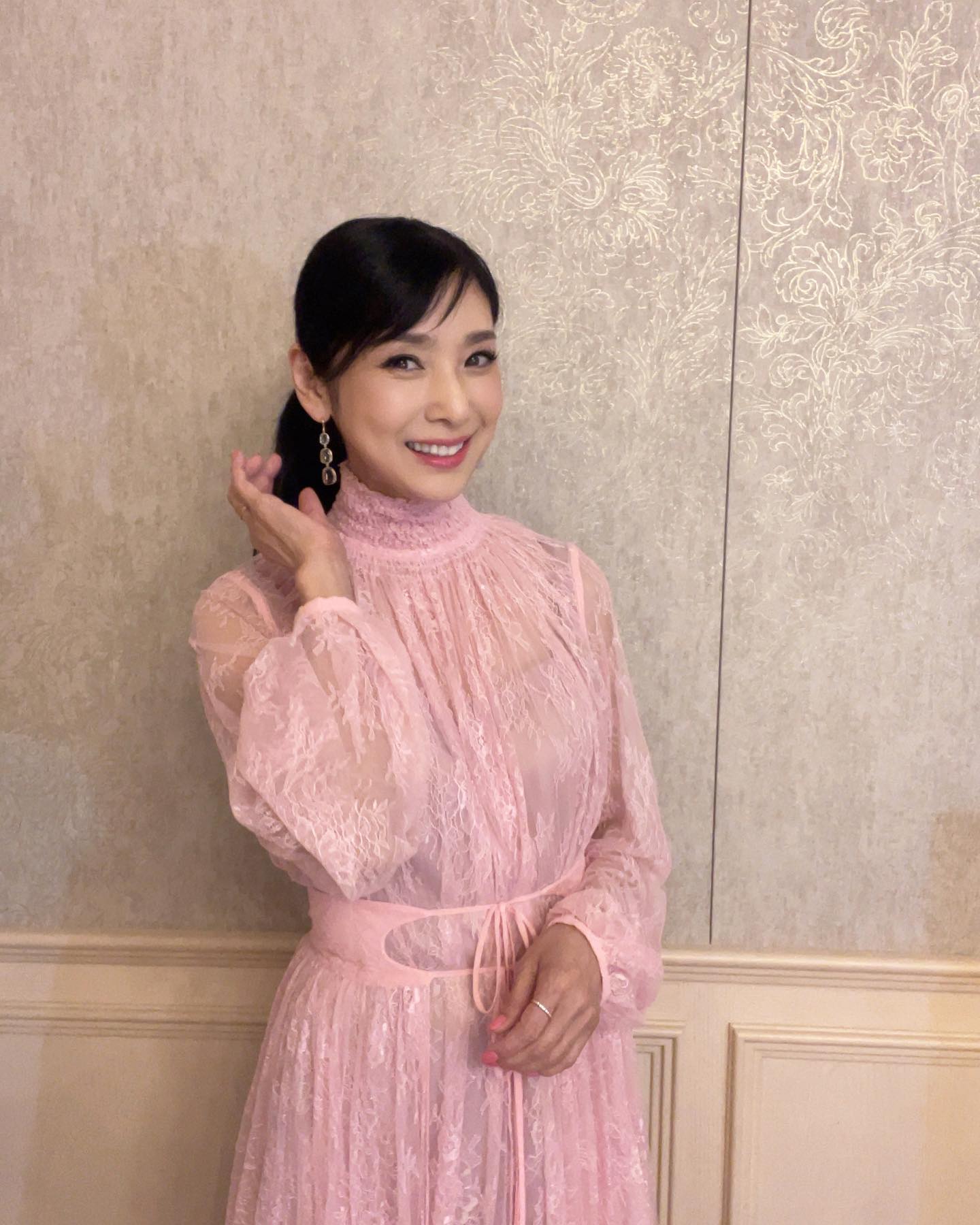 現年 64 歲的黑木瞳近年來更將視野拓展至幕後,踏上導演之路(圖:IG@hitomikofficial)