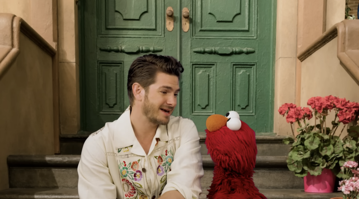 Andrew Garfield 在《芝麻街》和 Elmo 聊起過世的母親。（圖／YouTube@Sesame Workshop）