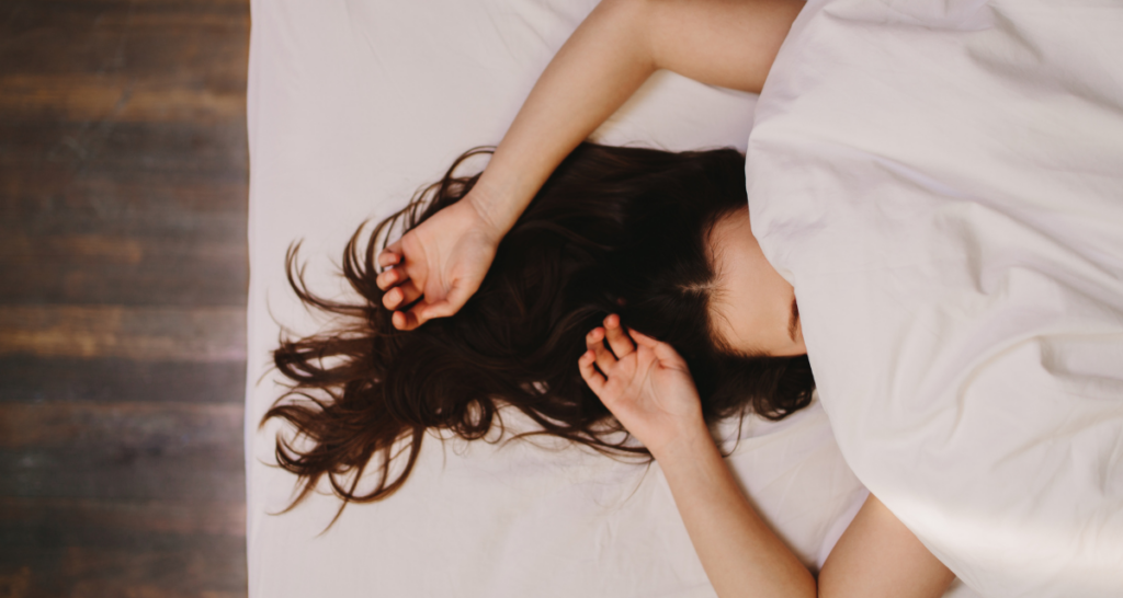 想要一夜好眠,需要的是生活作息正常、規律。(圖/canva)